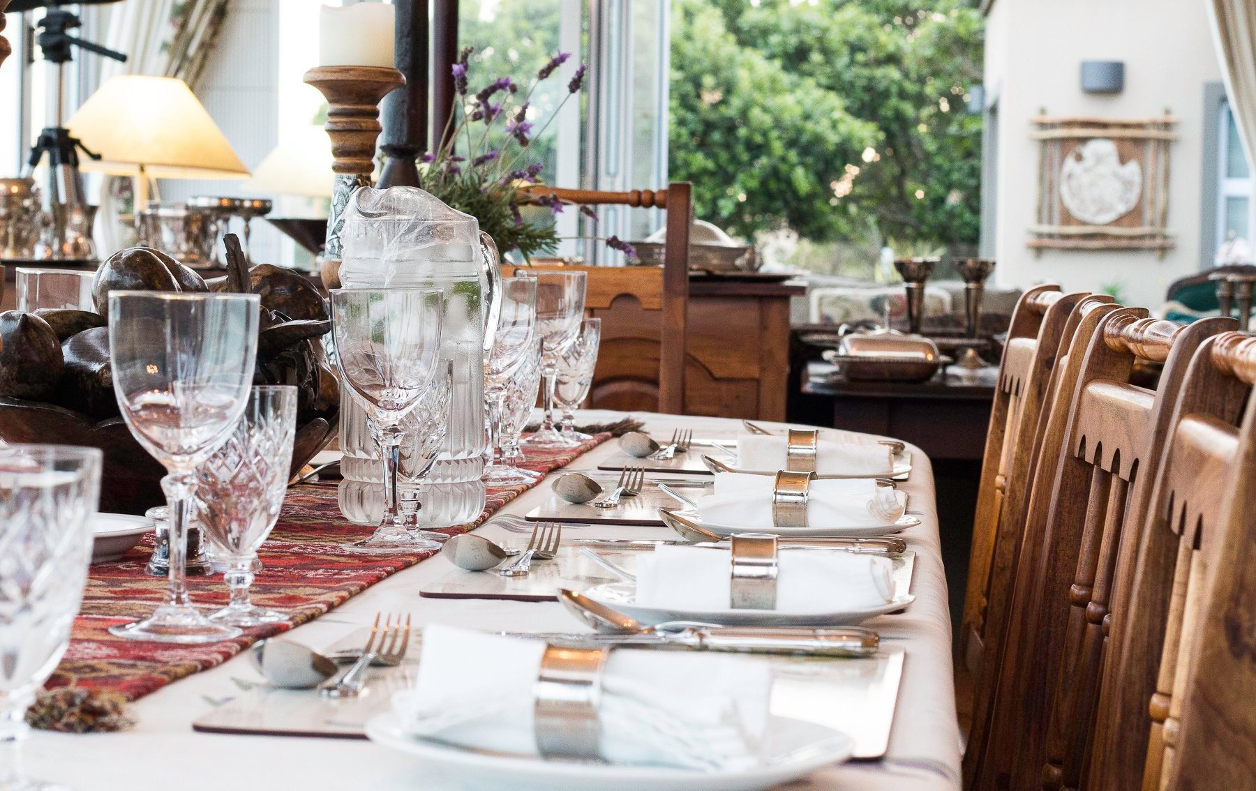Dining table set at Hillscapes